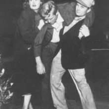 Dix (Sterling Hayden) ferito sorretto da Doll (Jean Hagen) e da un passante