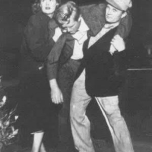 Dix (Sterling Hayden) ferito sorretto da Doll (Jean Hagen) e da un passante