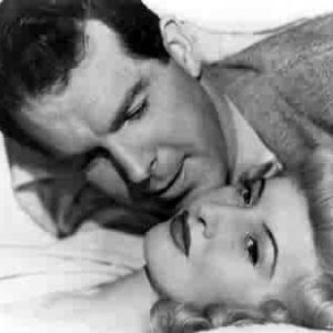 Fred MacMurray e Barbara Stanwyck in una scena di LA FIAMMA DEL PECCATO