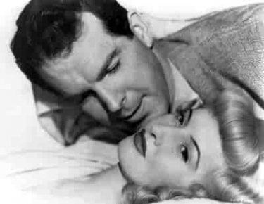 Fred MacMurray e Barbara Stanwyck in una scena di LA FIAMMA DEL PECCATO