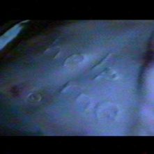 La richiesta d'aiuto scritto sul ventre della piccola Regan (Linda Blair)