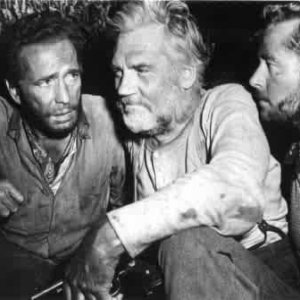 Humphrey Bogart, Walter Huston e Tim Holt in una scena de IL TESORO DELLA SIERRA MADRE
