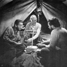 Humphrey Bogart, Walter Huston e Tim Holt in una scena de IL TESORO DELLA SIERRA MADRE