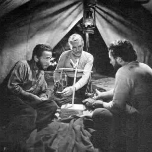 Humphrey Bogart, Walter Huston e Tim Holt in una scena de IL TESORO DELLA SIERRA MADRE
