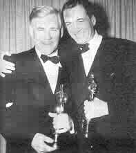 Walter e John Huston ritirano la statuetta dell'Oscar