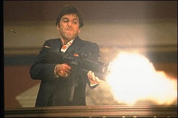 Al Pacino è il ganster esaltato dalla gloria di SCARFACE