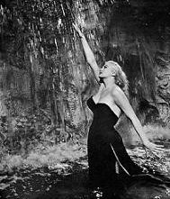 Anita Ekberg nella scena simbolo de LA DOLCE VITA