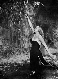 Anita Ekberg nella scena simbolo de LA DOLCE VITA