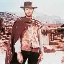 Clint Eastwood in una sequenza di PER UN PUGNO DI DOLLARI