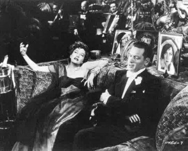 Gloria Swanson e William Holden in una scena di VIALE DEL TRAMONTO