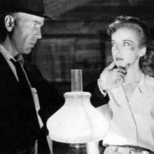 Humphrey Bogart e Ida Lupino in una scena di UNA PALLOTTOLA PER ROY