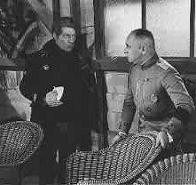 Jean Gabin ed Erich von Stroheim in una scena de LA GRANDE ILLUSIONE