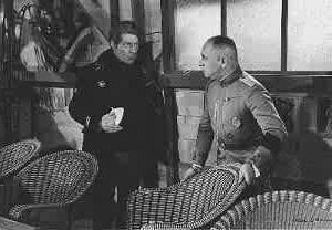 Jean Gabin ed Erich von Stroheim in una scena de LA GRANDE ILLUSIONE