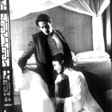 Jeremy Irons e John Lone in una scena di M. Butterfly