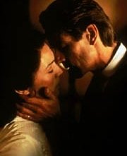 John Lone bacia Jeremy Irons in una scena di M. Butterfly