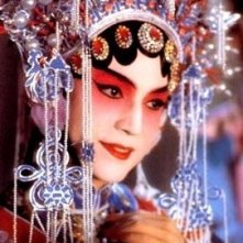 John Lone in una scena di M. Butterfly