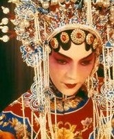 Un'intenso primo piano di John Lone in una scena di M. Butterfly