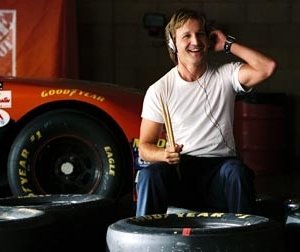 Breckin Meyer in una scena di Herbie, il supermaggiolino