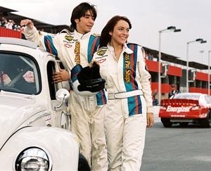 Justin Long e Lindsay Lohan in una scena di Herbie, il supermaggiolino