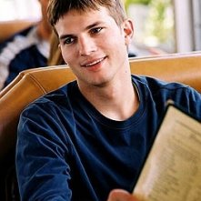 una bella immagine di Ashton Kutcher in una scena di Sballati d'amore