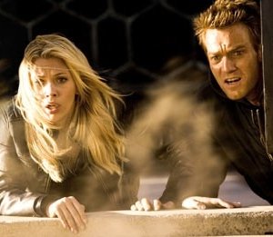 Ewan McGregor e Scarlett Johannsson in una scena di The Island