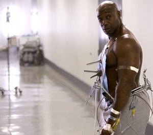 Michael Clarke Duncan in una scena di The Island