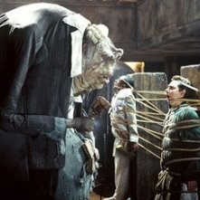 Mos Def e Martin Freeman in una scena di Guida galattica per autostoppisti