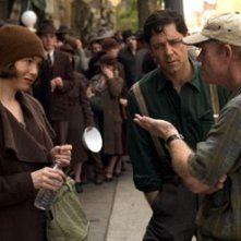 Renee Zellweger e Russell Crowe con Ron Howard sul set di Cinderella Man