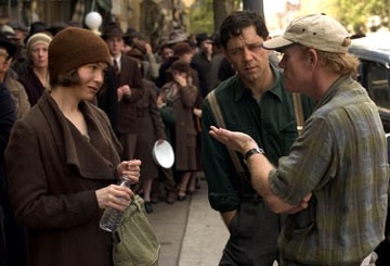 Renee Zellweger e Russell Crowe con Ron Howard sul set di Cinderella Man