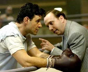Russell Crowe con Paul Giamatti in una scena di Cinderella Man