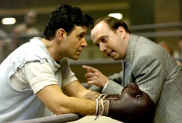 Russell Crowe con Paul Giamatti in una scena di Cinderella Man