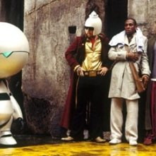 Sam Rockwell, Martin Freeman e Mos Def in una scena di Guida galattica per autostoppisti