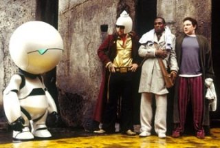 Sam Rockwell, Martin Freeman e Mos Def in una scena di Guida galattica per autostoppisti