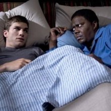 Ashton Kutcher a letto con Bernie Mac in Indovina Chi