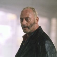 Jean Reno in una scena de L'impero dei lupi
