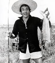 Peter Sellers alle prese con un enorme pesce