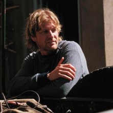 Sean Bean in una scena di The Dark