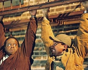 Cedric the Entertainer e Mike Epps in una scena di The Honeymooners