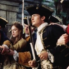 Orlando Bloom con Keira Knightley in Pirates of the Caribbean: Dead Man's Chest