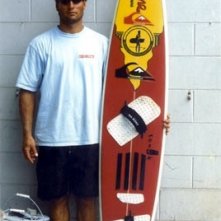 Dave Kalama in una scena di Riding Giants