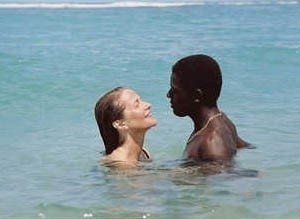 Charlotte Rampling e Menothy Cesar in una scena di Vers le sud