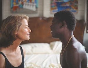 Charlotte Rampling e Menothy Cesar in una scena di Vers le sud
