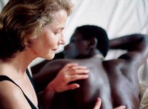 Charlotte Rampling in una scena di Vers le sud
