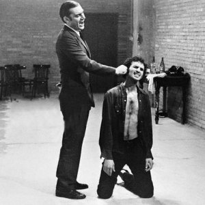 Gian Maria Volontè e Sergio Tramonti in una scena di Indagine su un cittadino al di sopra di ogni sospetto