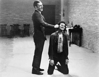 Gian Maria Volontè e Sergio Tramonti in una scena di Indagine su un cittadino al di sopra di ogni sospetto