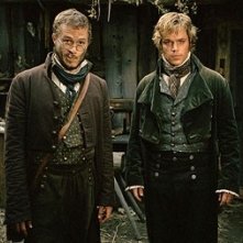 Heath Ledger e Matt Damon in una scena de I fratelli Grimm