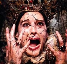 Monica Bellucci in una scena del fantasy I fratelli Grimm