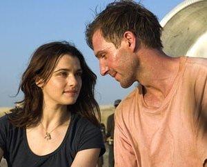 Rachel Weisz e Ralph Fiennes in una scena di The Constant Gardener