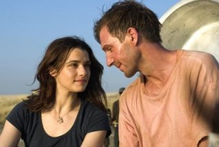 Rachel Weisz e Ralph Fiennes in una scena di The Constant Gardener