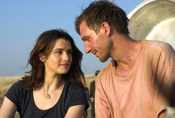 Rachel Weisz e Ralph Fiennes in una scena di The Constant Gardener